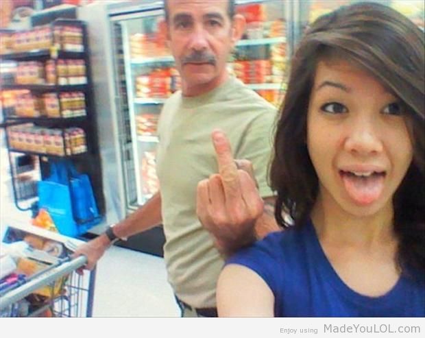 photobomb-finger